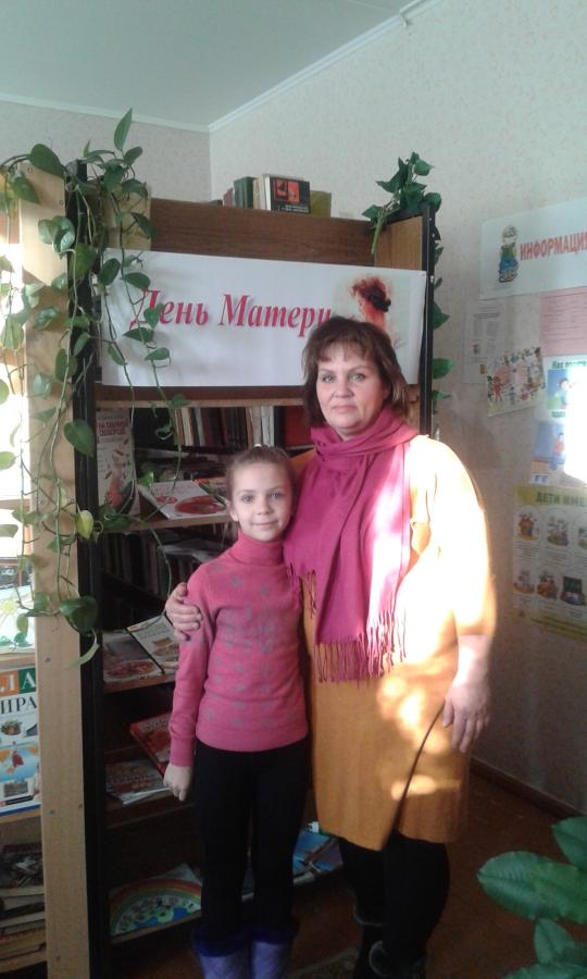  На фото многодетная мама Аксентий Валентина Петровна с младшей дочерью Еленой