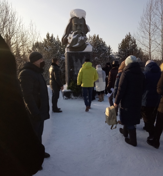 Митинг у памятника Дмитрия Ивановича Менделеева в селе Верхние Аремзяны.