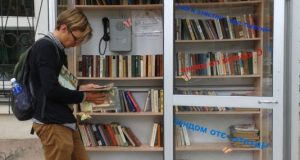 Необычные библиотеки. «Свободная библиотека» в телефонной будке в Иркутске