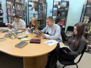 Нескучная классика: как в Тобольской Центральной районной библиотеке провели пятничный вечер