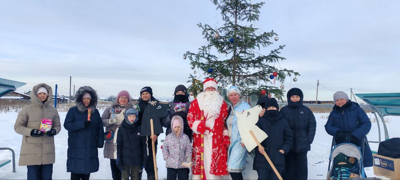 Новогодний праздник на свежем воздухе: подвижные игры и книжные открытия в Тоболтуринском филиале