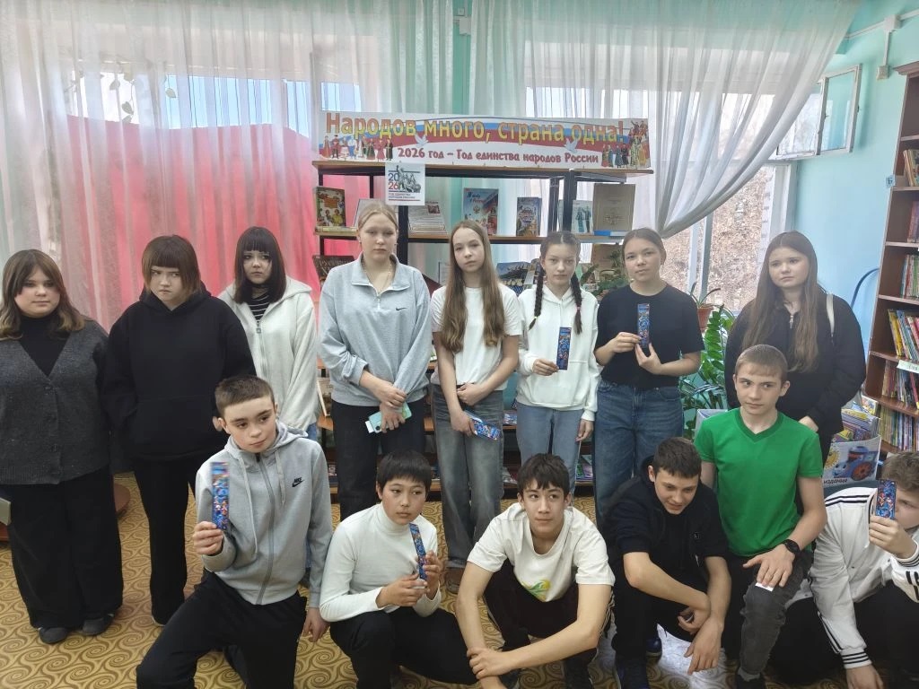 «Путешествие через культуру России»: как в Прииртышской библиотеке нейросети помогли детям подружить народы